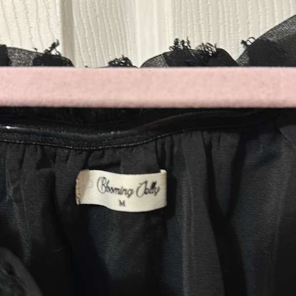 Black off/ on shoulder blouse. Lined . - Picture 2 of 4